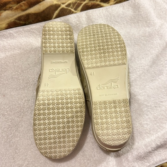 DANSCO - Calling all Nurses☺️. EU sz41. Fits like a Us Sz 9.5. - Picture 4 of 13
